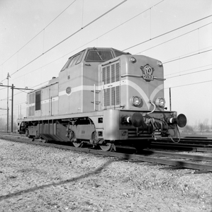 839072 Afbeelding van de diesel-electrische locomotief nr. 2530 (serie 2400/2500) van de N.S. te Eindhoven.